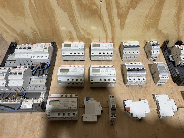 Partij groepenkast componenten w.o. diverse schakelaars abb, eaton, schneider electric - afbeelding 9 van  17