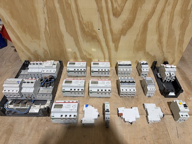 Partij groepenkast componenten w.o. diverse schakelaars abb, eaton, schneider electric - afbeelding 1 van  17