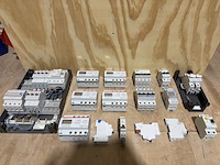 Partij groepenkast componenten w.o. diverse schakelaars abb, eaton, schneider electric - afbeelding 1 van  17