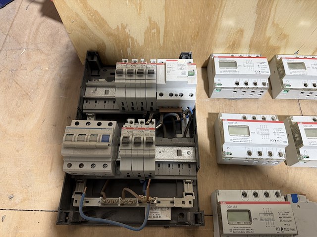 Partij groepenkast componenten w.o. diverse schakelaars abb, eaton, schneider electric - afbeelding 10 van  17