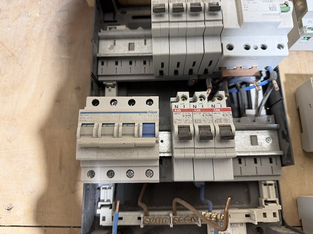 Partij groepenkast componenten w.o. diverse schakelaars abb, eaton, schneider electric - afbeelding 13 van  17