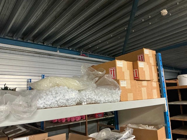 Partij grondstoffen en verpakkingsmaterialen - afbeelding 2 van  32