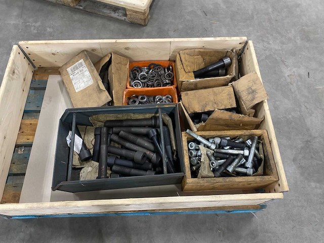 Partij grote bouten en ringen - afbeelding 1 van  7