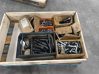 Partij grote bouten en ringen - afbeelding 1 van  8