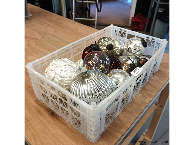 Partij grote vnl. glazen kerstballen in krat - afbeelding 1 van  5