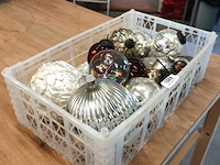 Partij grote vnl. glazen kerstballen in krat
