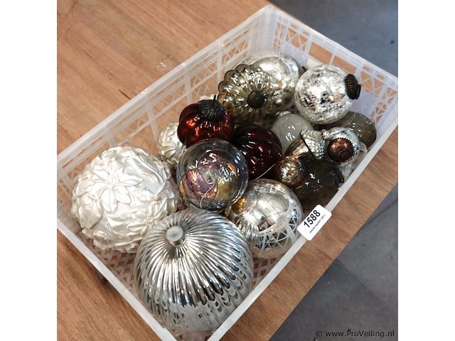 Partij grote vnl. glazen kerstballen in krat - afbeelding 2 van  5