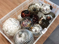 Partij grote vnl. glazen kerstballen in krat - afbeelding 2 van  5