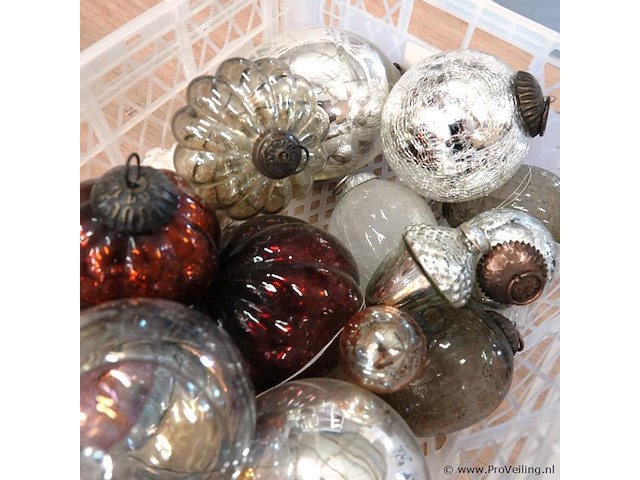 Partij grote vnl. glazen kerstballen in krat - afbeelding 3 van  5