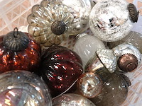 Partij grote vnl. glazen kerstballen in krat - afbeelding 3 van  5