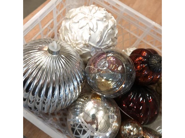 Partij grote vnl. glazen kerstballen in krat - afbeelding 4 van  5