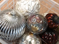 Partij grote vnl. glazen kerstballen in krat - afbeelding 4 van  5