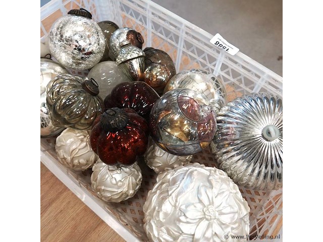 Partij grote vnl. glazen kerstballen in krat - afbeelding 5 van  5
