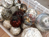 Partij grote vnl. glazen kerstballen in krat - afbeelding 5 van  5