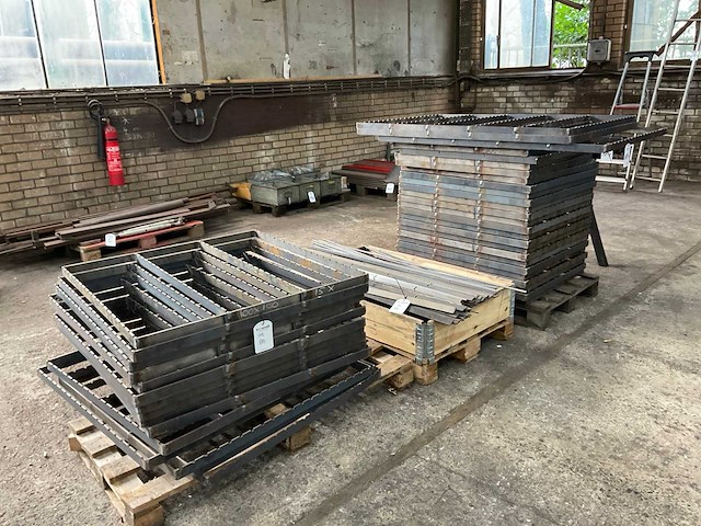 Partij halffabrikaat stalroosters - afbeelding 2 van  7