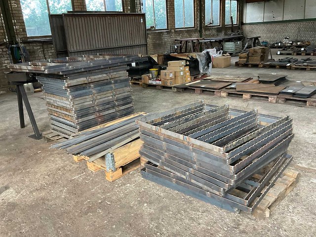 Partij halffabrikaat stalroosters - afbeelding 3 van  7