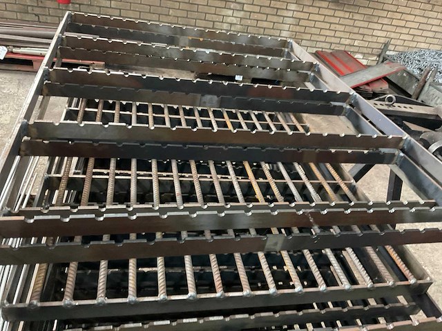 Partij halffabrikaat stalroosters - afbeelding 4 van  7