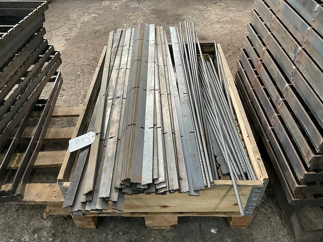 Partij halffabrikaat stalroosters - afbeelding 7 van  7