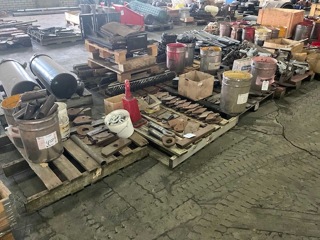 Partij halffabrikaten/aanbouwdelen - afbeelding 1 van  8