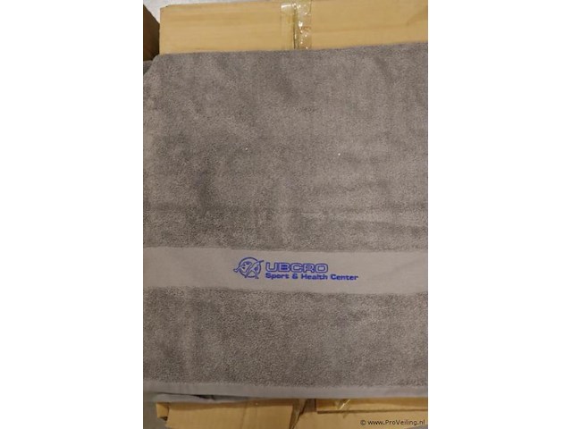 Partij handdoeken met opdruk "ubcro sport & health center" - afbeelding 2 van  4