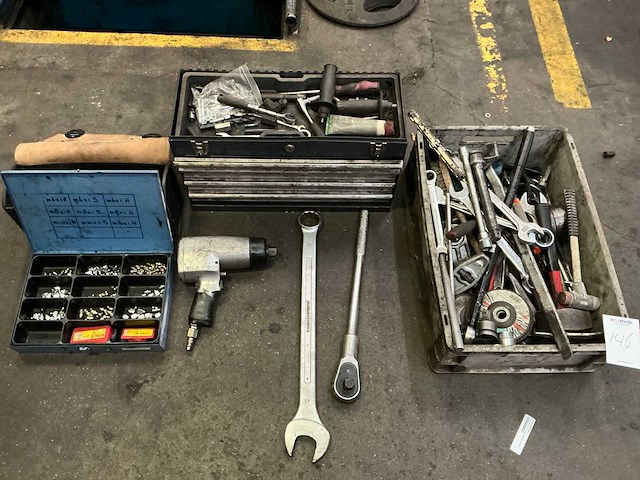 Partij handgereedschap en 1 pneumatische slagmoersleutel - afbeelding 1 van  10