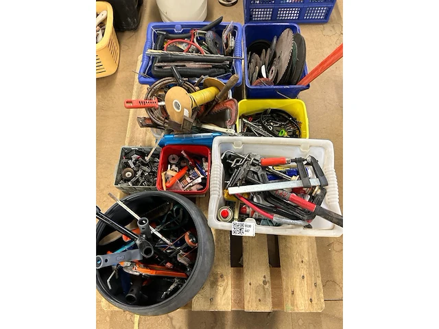 Partij handgereedschap en bouwmaterialen - afbeelding 1 van  8
