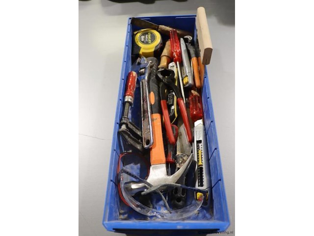 Partij handgereedschap o.a. hamer, veiligheidsbril, rolmaat & tang - afbeelding 1 van  3