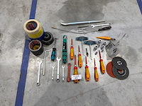 Partij handgereedschap – o.a. sleutels, schroevendraaiers, doppen en momentsleutel - afbeelding 1 van  6