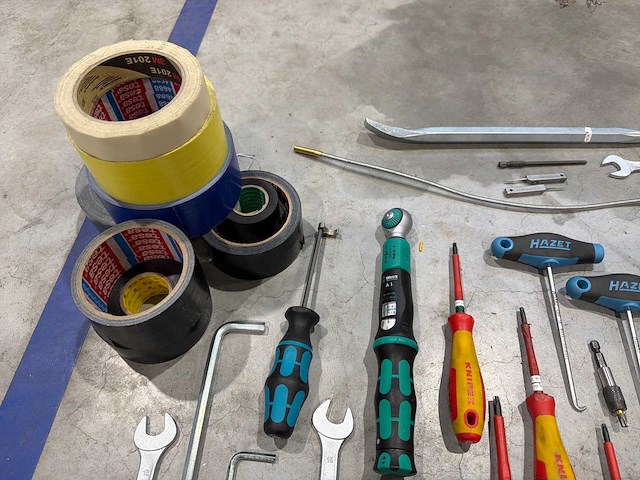 Partij handgereedschap – o.a. sleutels, schroevendraaiers, doppen en momentsleutel - afbeelding 2 van  6