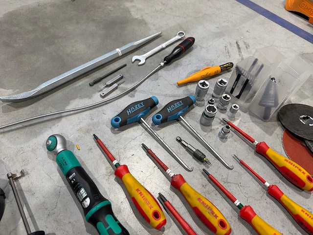 Partij handgereedschap – o.a. sleutels, schroevendraaiers, doppen en momentsleutel - afbeelding 3 van  6