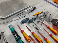 Partij handgereedschap – o.a. sleutels, schroevendraaiers, doppen en momentsleutel - afbeelding 3 van  6