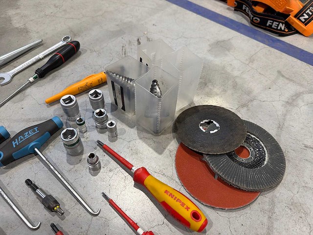 Partij handgereedschap – o.a. sleutels, schroevendraaiers, doppen en momentsleutel - afbeelding 5 van  6