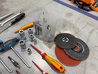 Partij handgereedschap – o.a. sleutels, schroevendraaiers, doppen en momentsleutel - afbeelding 5 van  6