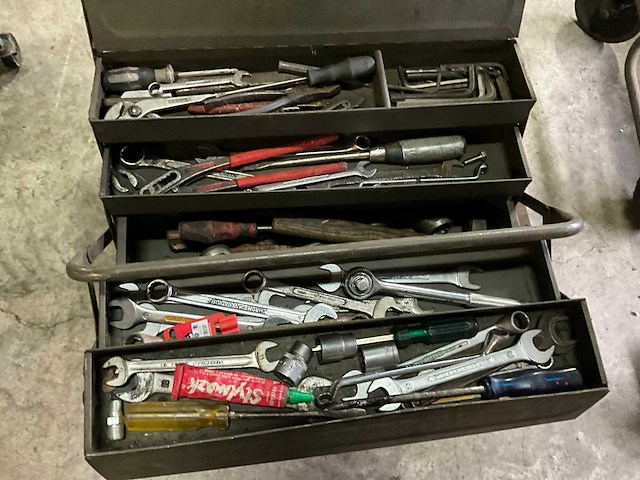 Partij handgereedschap op etagewagen - afbeelding 2 van  3