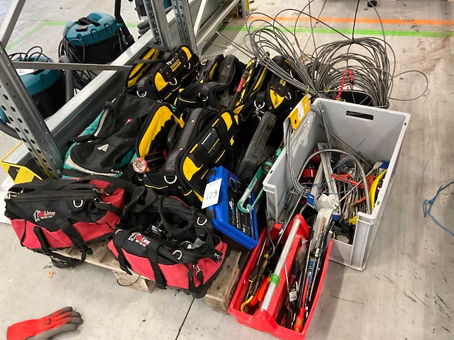 Partij handgereedschappen & installatie materiaal - afbeelding 1 van  4