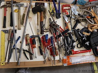 Partij handgereedschappen o.a. schroevendraaiers, hamers, tangen & beitels - afbeelding 1 van  6