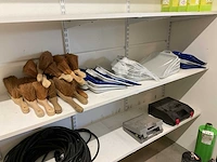 Partij handvegers en blikken