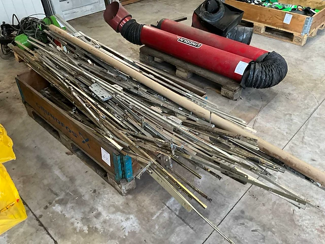 Partij hang- en sluitwerk - afbeelding 1 van  7