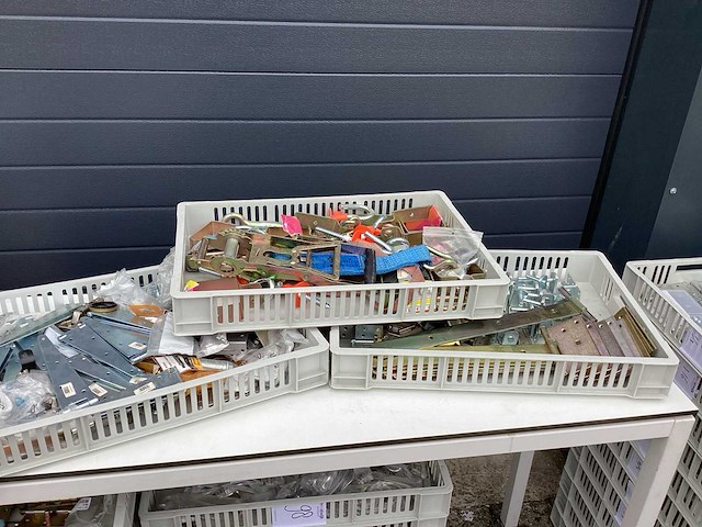 Partij hang en sluitwerk tuinpoort en schutting - afbeelding 1 van  4