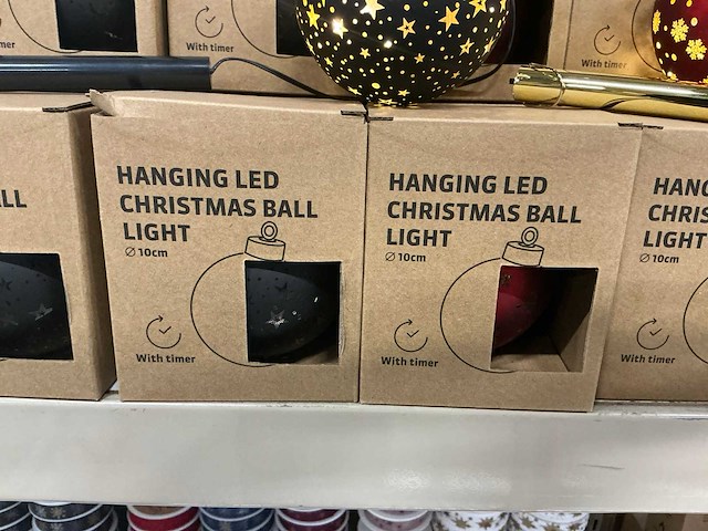 Partij hanging led christmas ball light d10cm with timer black&red (50x) - afbeelding 3 van  4