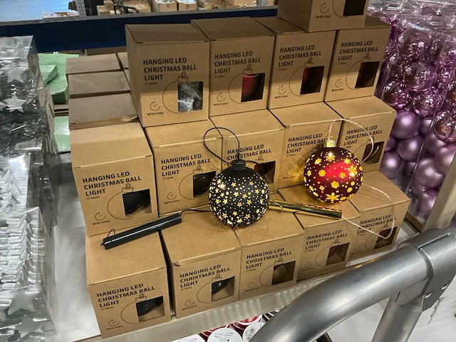 Partij hanging led christmas ball light d10cm with timer black&red (50x) - afbeelding 2 van  4
