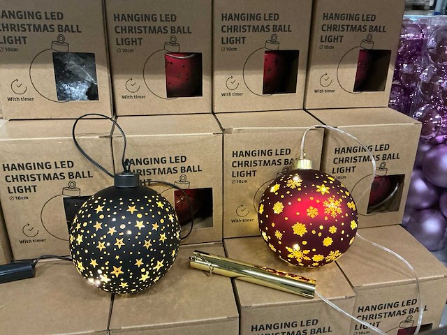 Partij hanging led christmas ball light d10cm with timer black&red (50x) - afbeelding 1 van  4