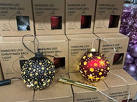 Partij hanging led christmas ball light d10cm with timer black&red (50x) - afbeelding 1 van  4
