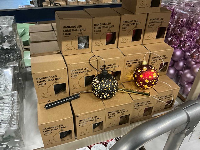 Partij hanging led christmas ball light d10cm with timer black&red (50x) - afbeelding 2 van  4