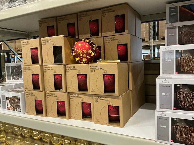 Partij hanging led christmas ball light d15cm red with snowflake and timer (42x) - afbeelding 2 van  3