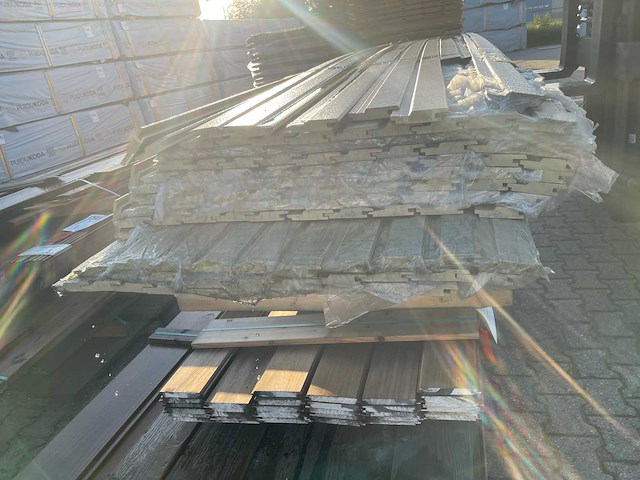 Partij hardhout channelsiding gecoat 97x21mm - afbeelding 2 van  3