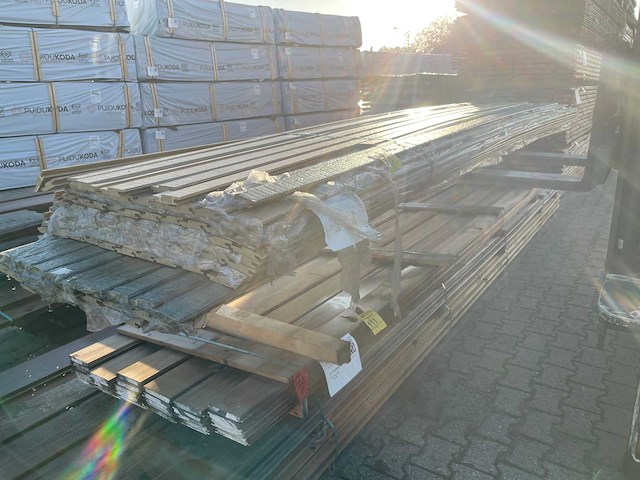 Partij hardhout channelsiding gecoat 97x21mm - afbeelding 3 van  3