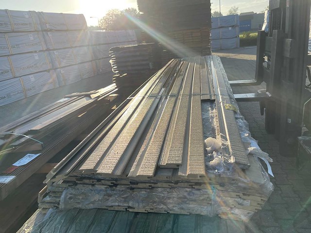 Partij hardhout channelsiding gecoat 97x21mm - afbeelding 1 van  3