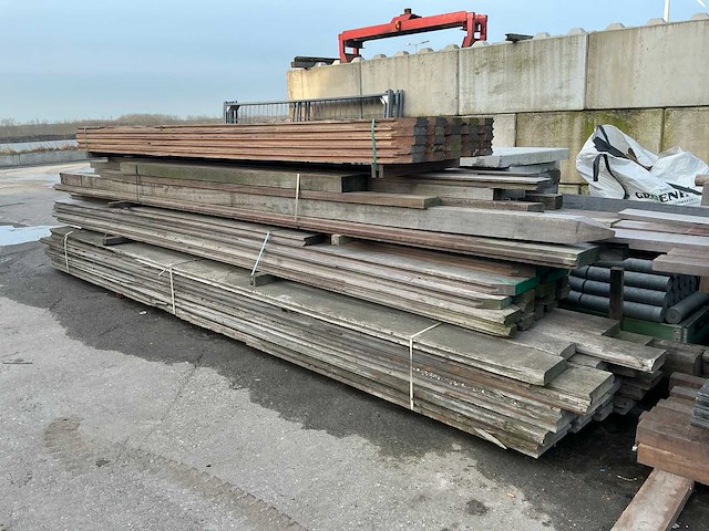 Partij hardhouten damwandplanken en palen - afbeelding 1 van  6