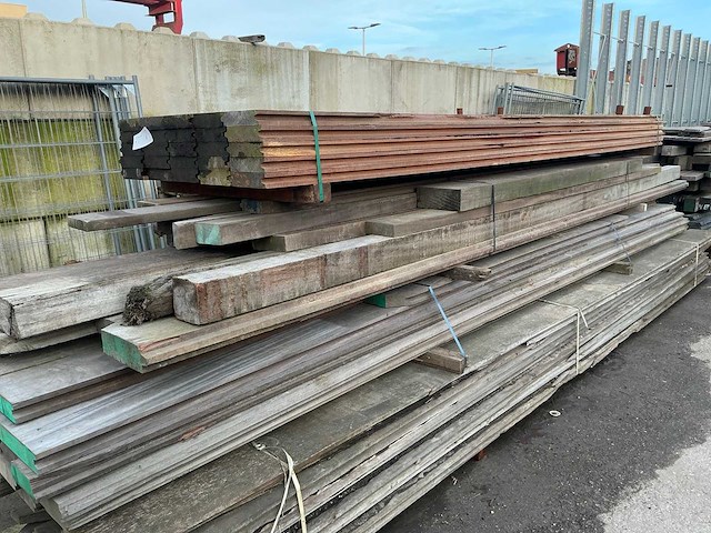 Partij hardhouten damwandplanken en palen - afbeelding 2 van  6